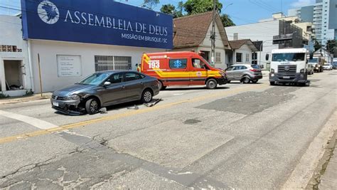 Tr S Carros Colidem Em Pleno Centro De Brusque