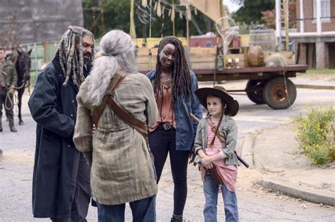 9x15 ~ The Calm Before ~ Michonne Judith Carol And Ezekiel The Walking Dead Photo 42704370