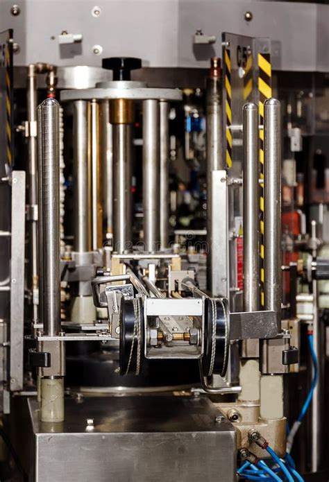 The Mechanism Of The Automatic Bottle Capping Machine Factory For The