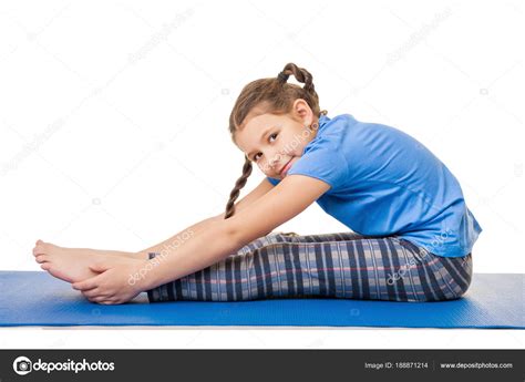 Petite Fille Faisant L Exercice Yoga Sur Fond Blanc Image Libre De