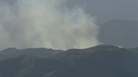 Firefighters quickly contain brush fire that sparked along Topanga ...