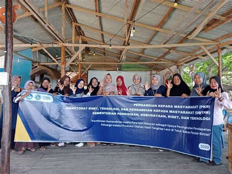 Dosen UMRAH Bantu Para Istri Nelayan di Desa Teluk Bakau untuk ...