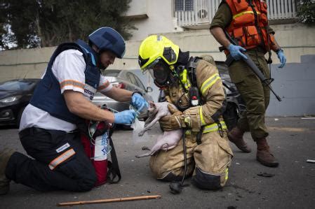 Tres Heridos Al Impactar Un Cohete De Largo Alcance En Un Edificio En