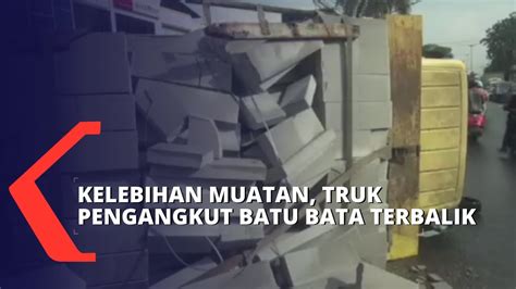 Kelebihan Muatan Truk Pengangkut Batu Bata Terbalik Dan Timbulkan