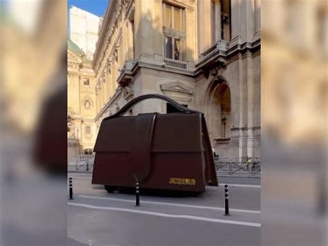 VIDÉO Jacquemus a t il vraiment fait rouler des sacs à main géants