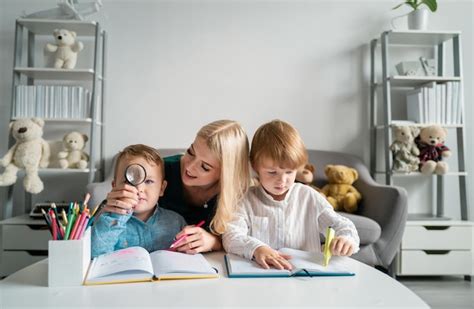 Les enfants dessinent à la maternelle l enseignante aide les écoliers à