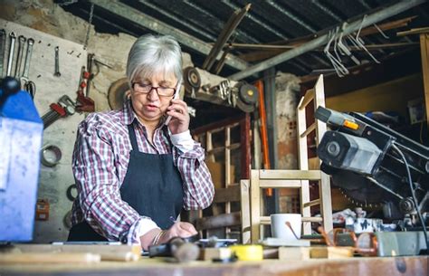 Sites De Relacionamento Evangélico - Senior female carpenter talking on the phone in her workshop | Premium ...