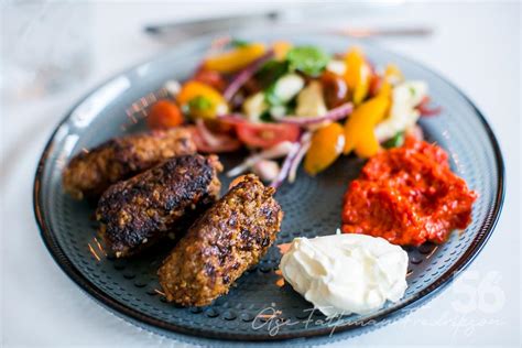 Cevapcici Med Ajvar Och Tomatsallad Kilo Se Recept Inspiration