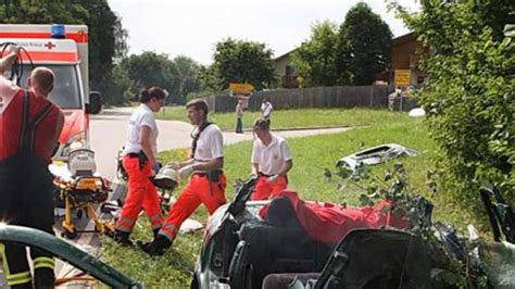 Saaldorf Surheim Schwerer Unfall Auf Der St2104 Auto In Brand