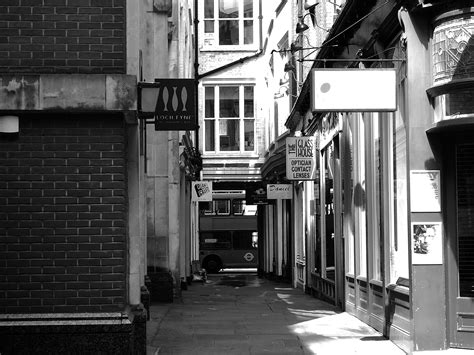 Random London Alleyway : r/photographs
