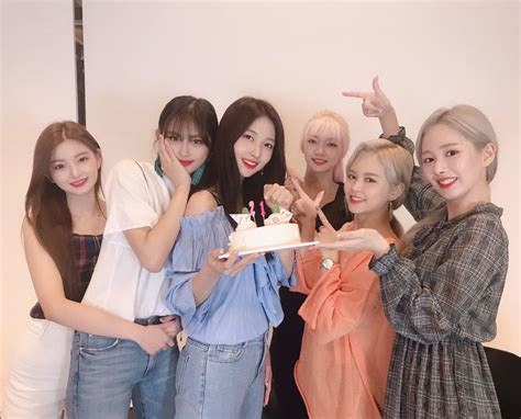 Everglow Twitter Update Group Pictures For Sihyeons Birthday