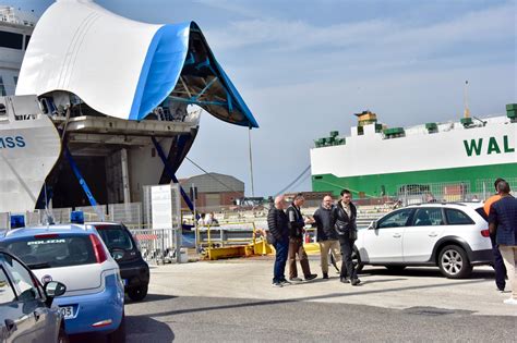 Colpito Alla Testa Da Un Ponte Elevatore Morto Operaio