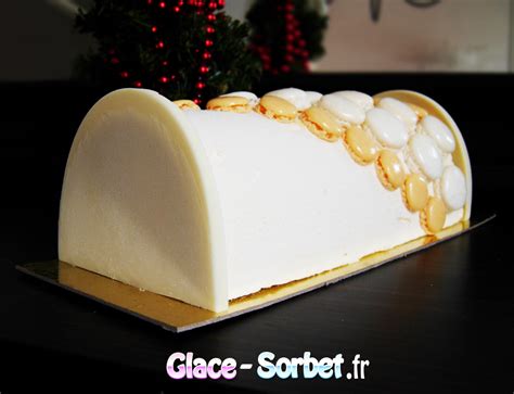 Bûche glacée à la fève de tonka et cœur de fruit de la passion la