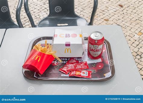 Mcdonalds Essen Mit Pommes Frites Cbo Burger Und Sagres Bier In