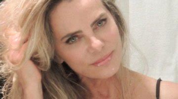 Bruna Lombardi posa de biquíni e ostenta corpão aos 68 anos