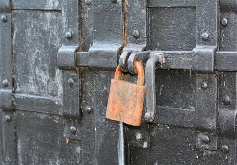 Antiguo Candado Grande Puerta De Metal Cerrada Con Cerradura Antigua