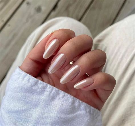 Móng tay màu nude thanh lịch sang chảnh làm bao quý cô say như điếu đổ