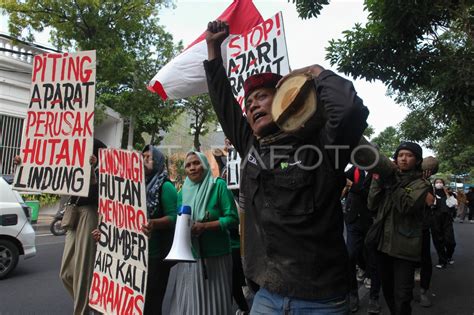 Aksi Aktivis Lingkungan Hidup Di Surabaya Antara Foto