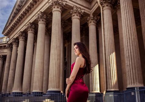 Wallpaper Model Brunette Looking Into The Distance Pillar