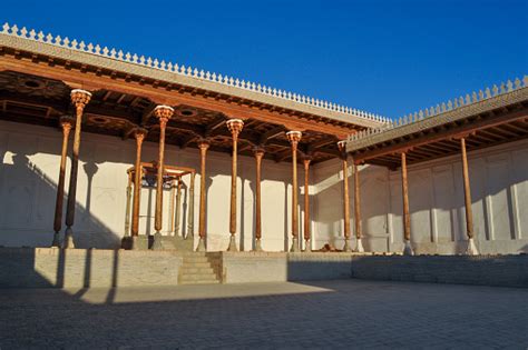 Aula Dengan Kolom Kayu Benteng Kuno Di Bukhara Benteng Bahtera