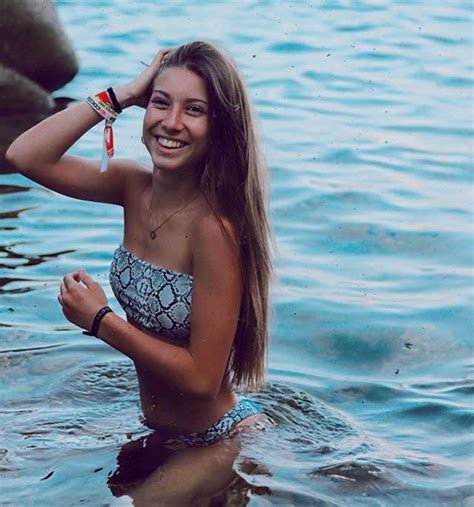 7 Hot Sexy Carlota Gonzalez Bikini Pics