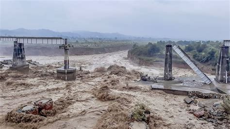 Orang Tewas Akibat Banjir Dan Tanah Longsor Terjang India