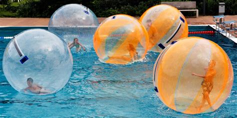 Mit Aqua Balls übers Wasser laufen Glocke