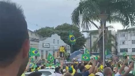 V Deo Bolsonaristas Fazem Protesto Na Frente Do Quartel Da Mouraria