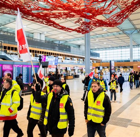 Etwa Streikende Bei Kundgebung Vor Flughafen Ber Welt