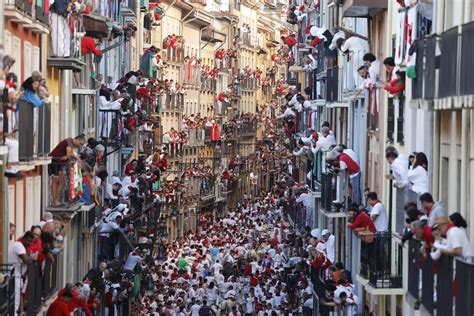 El primer encierro de San Fermín deja escenas inéditas en la plaza