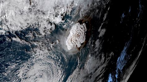 Após erupção vulcânica no oceano Pacífico ondas atingem costa dos