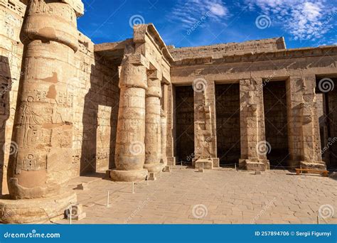 Templo Medinet Habu En Luxor Foto Editorial Imagen De Turismo Icono