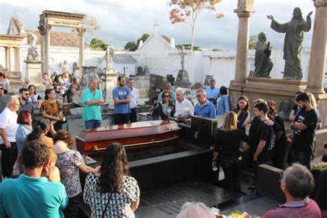 Familiares e amigos se despedem do empresário Moreti de Batista Paes de