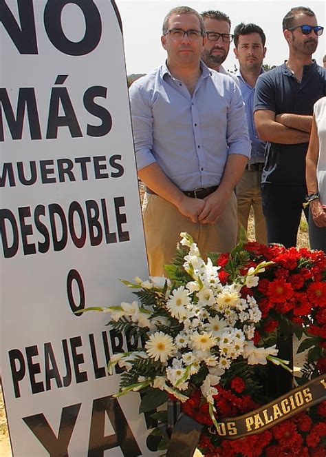 El Alcalde De Los Palacios Y Villafranca Califica De Teatro Y Poco