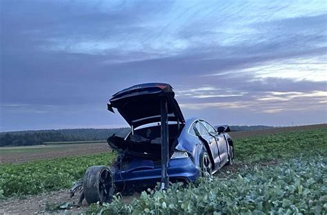 Auto kommt von Straße ab und überschlägt sich