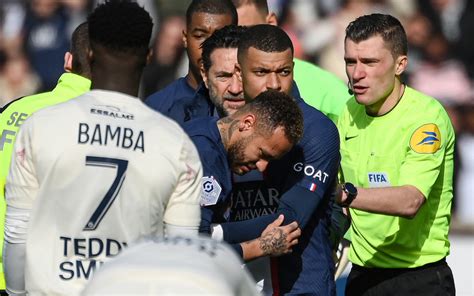 Neymar Sofre Les O No Tornozelo E Deixa Jogo Do Psg Chorando Veja