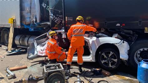 Carro fica prensado entre carretas em engavetamento na Fernão Dias