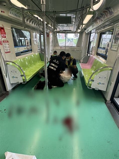 【中捷砍人】兇嫌落網畫面曝 染血大字形躺車廂 上銬爆吼警：你為什麼要這樣？ 社會焦點 太報 Taisounds