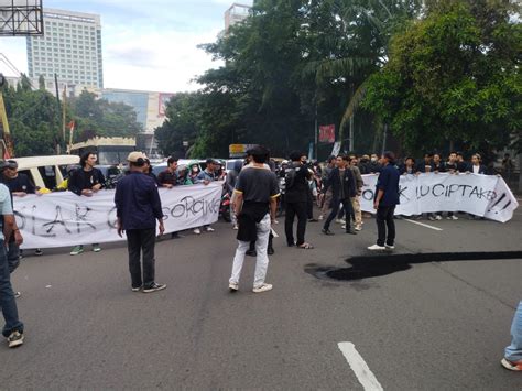 Mahasiswa Tangerang Tolak UU Cipta Kerja Dengan Bakar Ban Dan Boikot