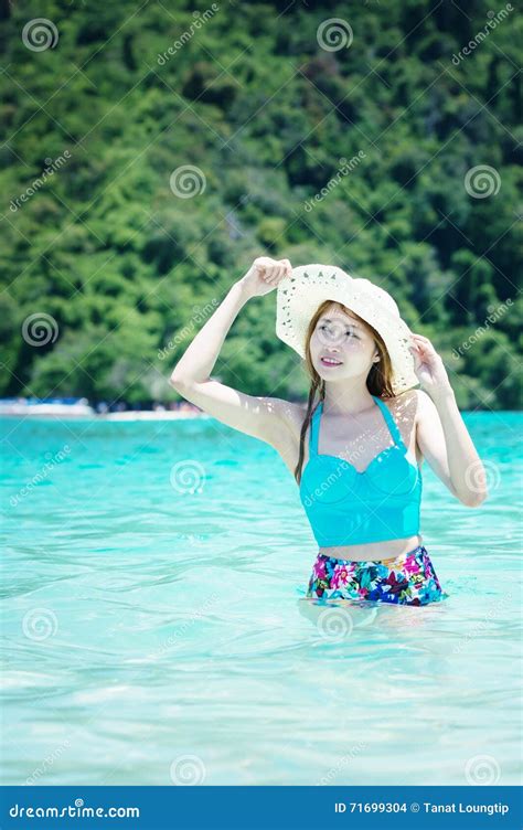Schöne Junge Frau Asiens Mit Hut Im Bikini Auf Strand Stockfoto Bild