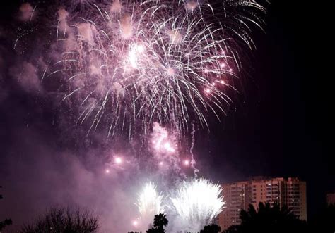 Planes En Valencia Castillos De Fuegos Artificiales En El Puente De