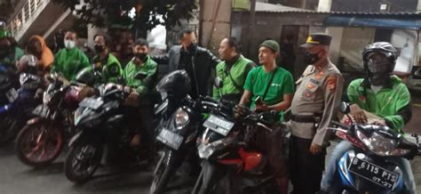 Polisi Bagikan Ribuan Paket Sembako Ke Ojol Dan Opang Di Jakarta