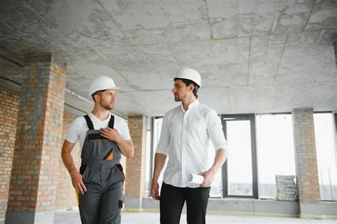 Arquiteto Masculino Dando Instru Es Ao Seu Capataz No Canteiro De