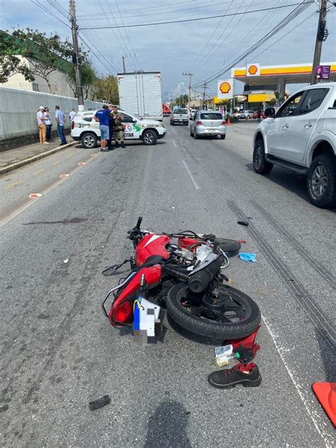 Motociclista Sofre Diversas Fraturas Ap S Colidir Caminh O Em Tijucas