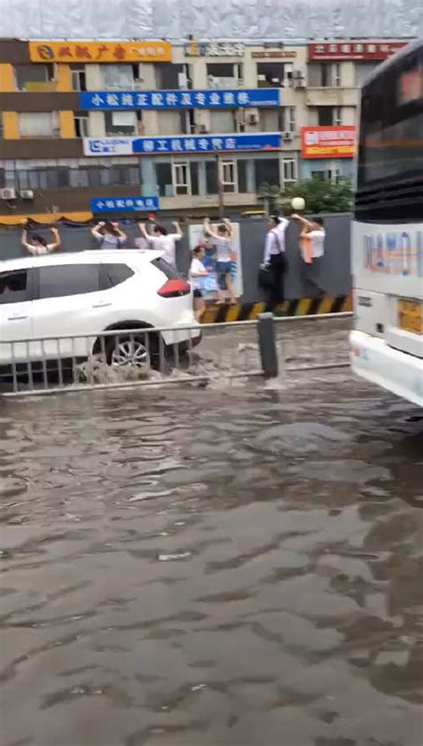 暴雨后的成都，原谅我不厚道的笑了暴雨成都市新浪新闻