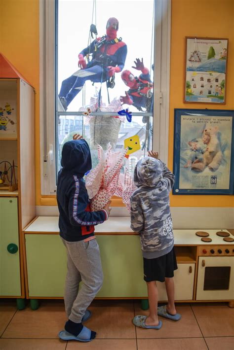 Milano Spiderman Consegnano Uova Di Pasqua A Piccoli Pazienti