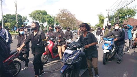 Puluhan Mahasiswa Di Denpasar Dorong Motor Berbarengan Ternyata Demo