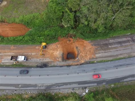 Dnit Bloqueia Br Para Sondar Buraco Teimoso Em Santa Catarina