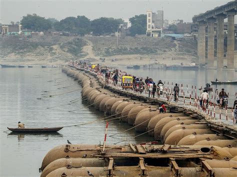 Pontoon bridge in ancient city -Varanasi This Pontoon bridge is ...