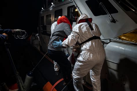 Migranti La Nave Con Il Enne Morto A Bordo Sbarcata In Sicilia